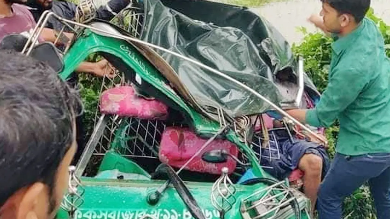 উখিয়ায় ট্রাকচাপায় অটোরিকশার ৪ যাত্রী নিহত