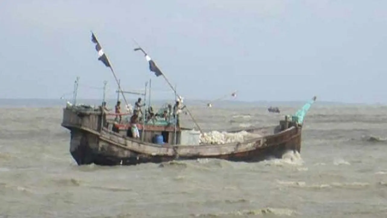 কক্সবাজারে ট্রলারডুবির ঘটনায় আরও ৬ জেলে উদ্ধার, নিখোঁজ ৫