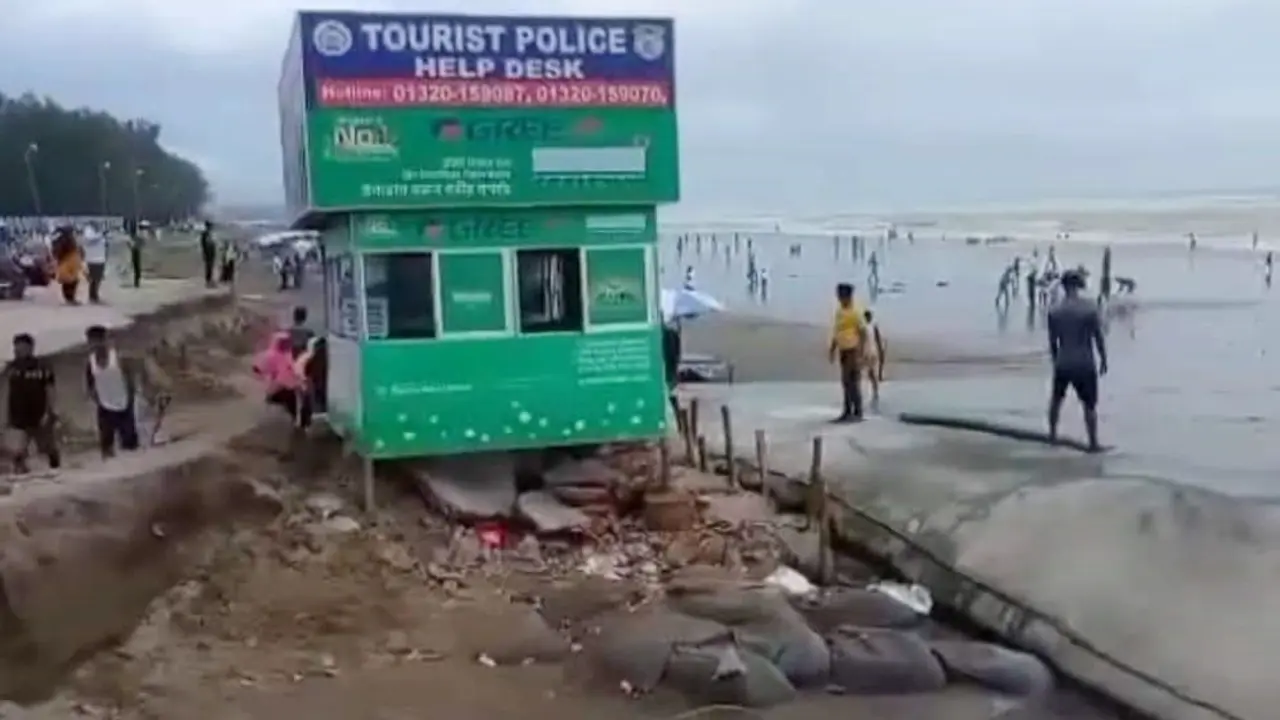 উত্তাল ঢেউয়ে ভাঙছে কক্সবাজার সৈকত
