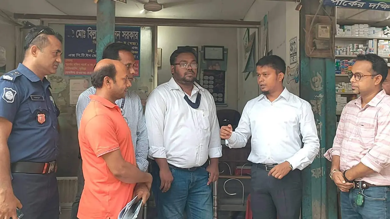 চিকিৎসক নন, তবু নারী ও শিশু বিশেষজ্ঞ তিনি!