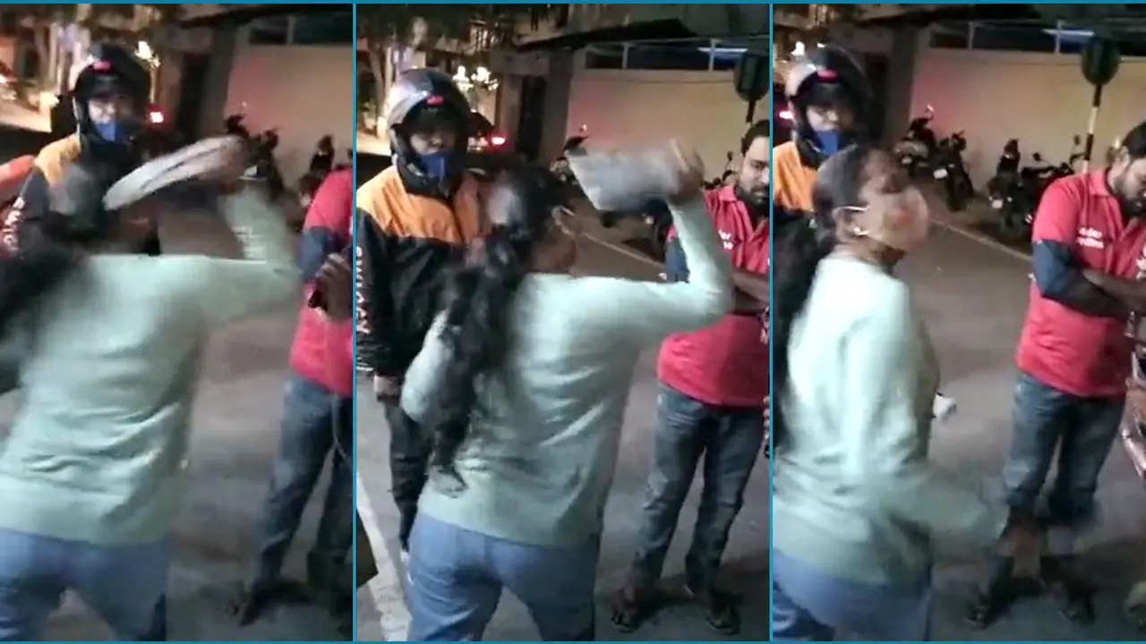 মাঝ রাস্তায় ডেলিভারি কর্মীকে জুতাপেটা তরুণীর!