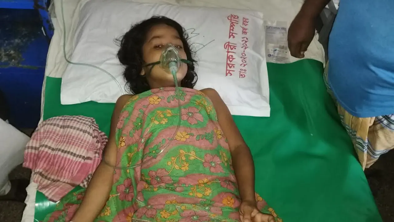 টিকা দিলেন প্রধান শিক্ষক, শ্বাসকষ্ট নিয়ে হাসপাতালে ৩য় শ্রেণির মিম