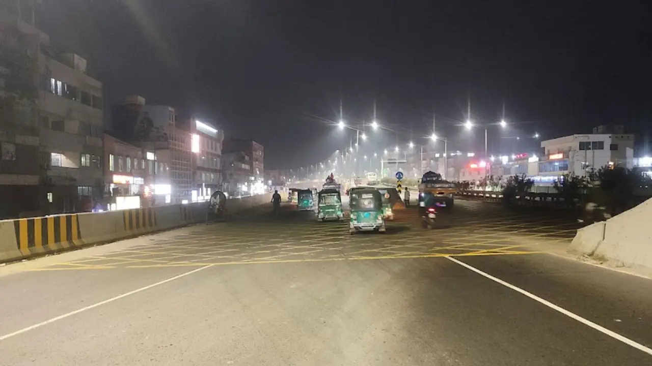পোস্তগোলা ব্রিজে মাইক্রোবাসে সিএনজির ধাক্কা, আহত ৬