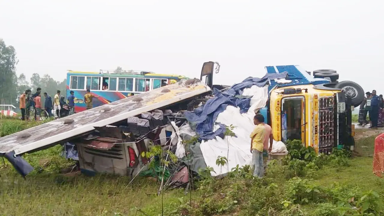 দিনাজপুরে বাস-ট্রাক সংঘর্ষে চালকসহ নিহত ২
