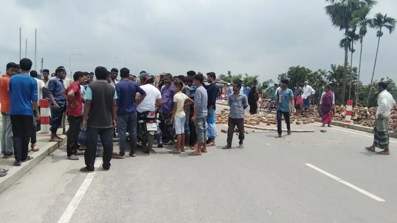দিনাজপুরে সারের দাবিতে সড়ক অবরোধ