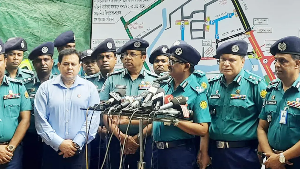 নিরাপত্তা ঝুঁকিতে আছেন প্রধানমন্ত্রী : ডিএমপি কমিশনার