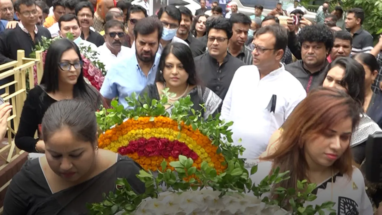 এফডিসিতে বঙ্গবন্ধুর প্রতিকৃতিতে কাঞ্চন-নিপুণদের শ্রদ্ধা