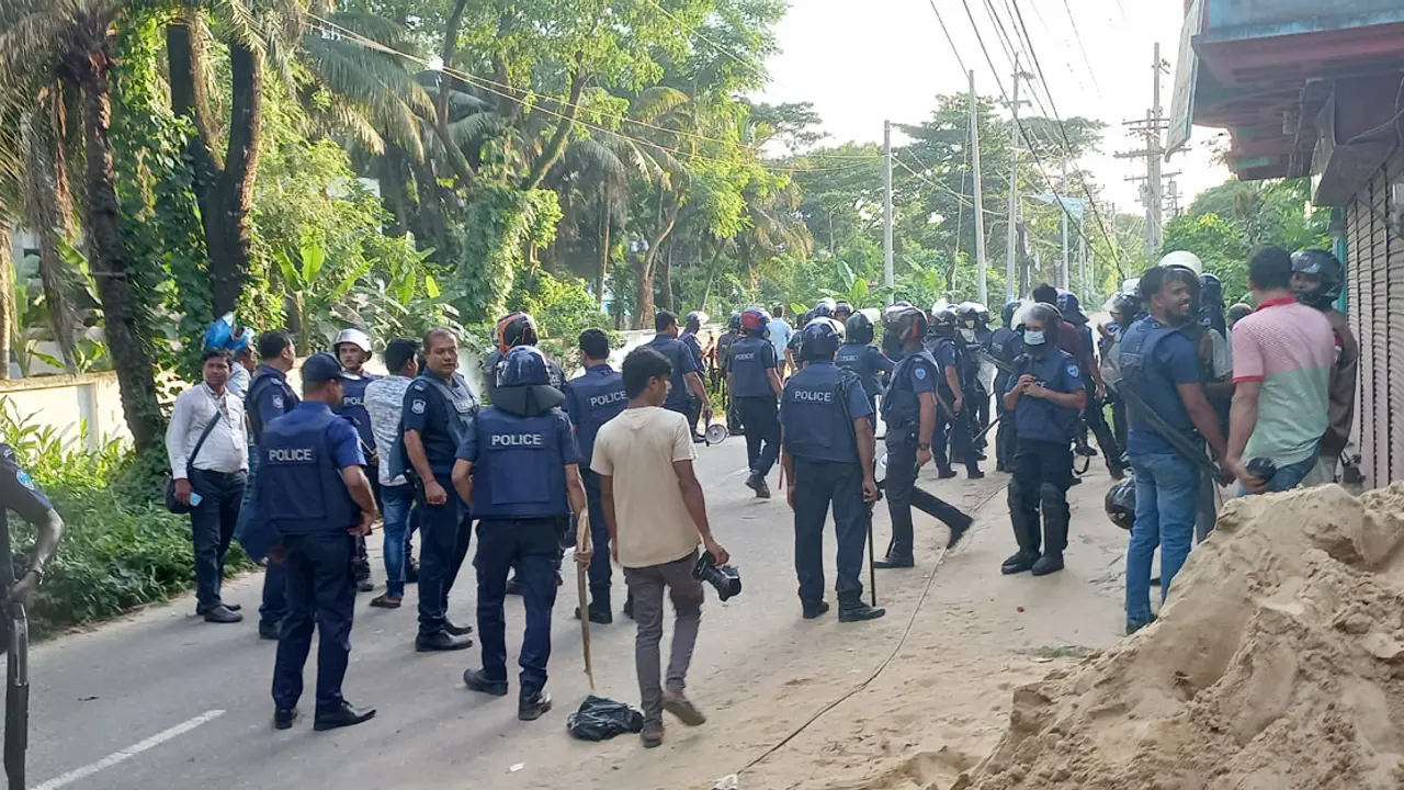 ফেনীতে বিএনপি-পুলিশ সংঘর্ষ, টিয়ারশেল নিক্ষেপ
