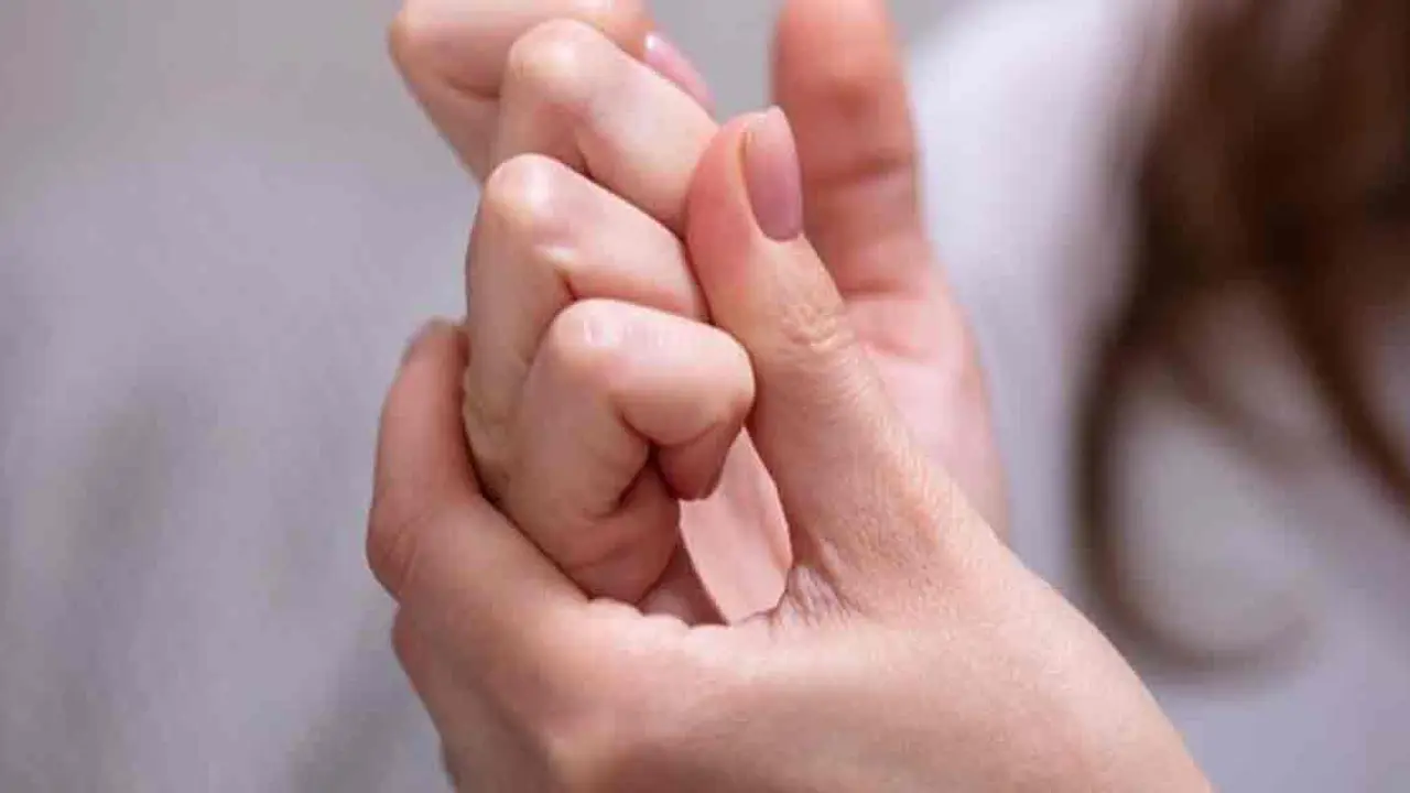 আঙুল মটকানো ভালো না খারাপ? কী বলছে গবেষণা