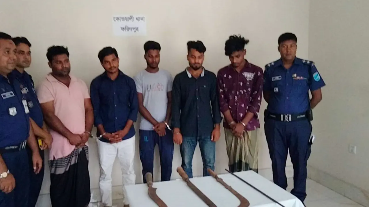 অস্ত্র নিয়ে মহাসড়কে মহড়া, ছাত্রলীগ নেতাসহ গ্রেপ্তার ৫