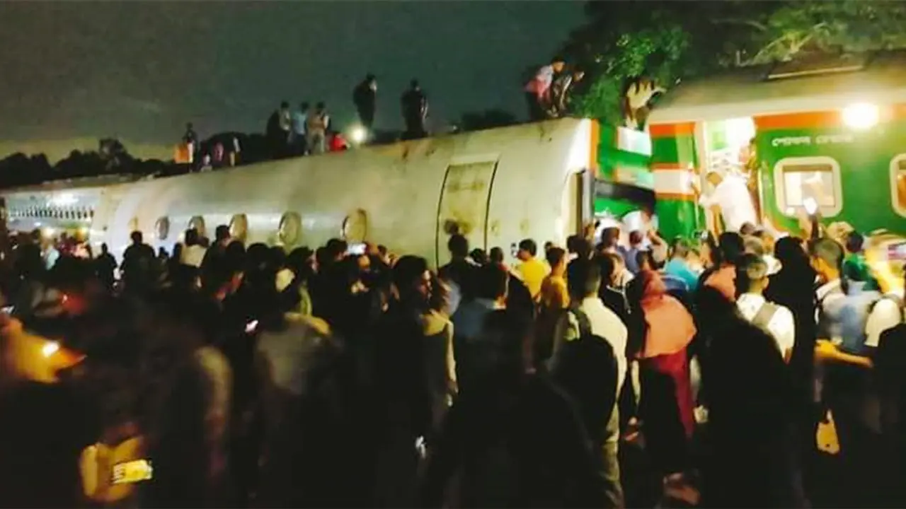 গাজীপুরে দ্রুতযানের ৪ বগি লাইনচ্যুত, রেল যোগাযোগ বন্ধ