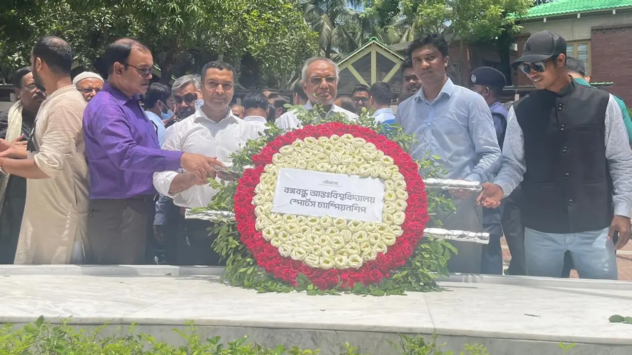 বঙ্গবন্ধুর সমাধিতে গ্রিন ইউনিভার্সিটি উপাচার্যের শ্রদ্ধা
