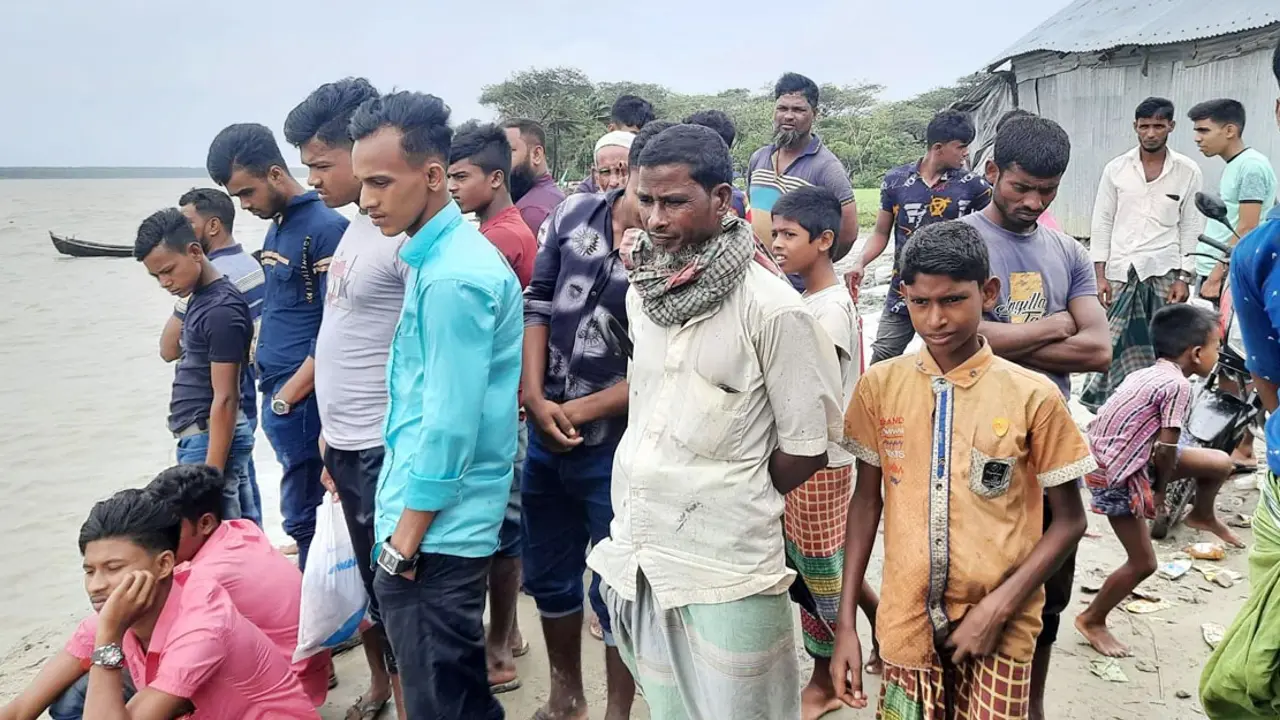 বঙ্গোপসাগরে ট্রলার ডুবে ৩ জেলের মৃত্যু, উদ্ধার ১২