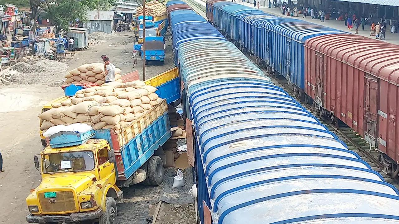 ভারত থেকে ট্রেনে এলো ২৪৫০ মেট্রিক টন গম