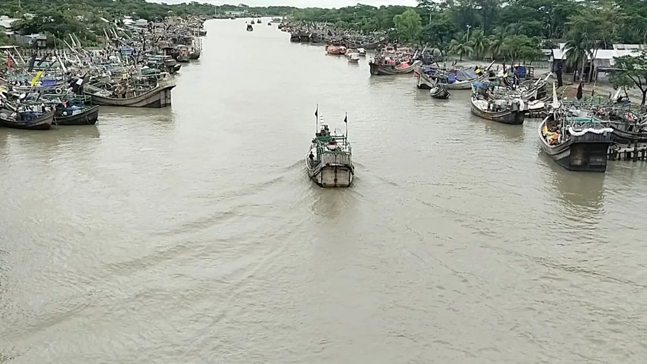 ৩ দিনেও নিখোঁজ ১৯ জেলের সন্ধান মেলেনি