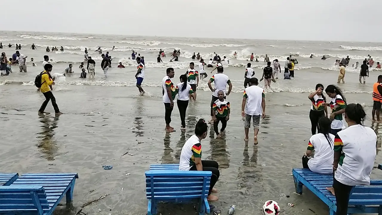 কুয়াকাটা সৈকতে পর্যটকের ভিড়, খালি নেই হোটেল-মোটেল
