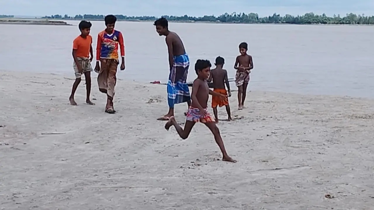 স্কুল নেই, প্রাথমিকের গণ্ডি পেরোতে পারছে না শিশুরা