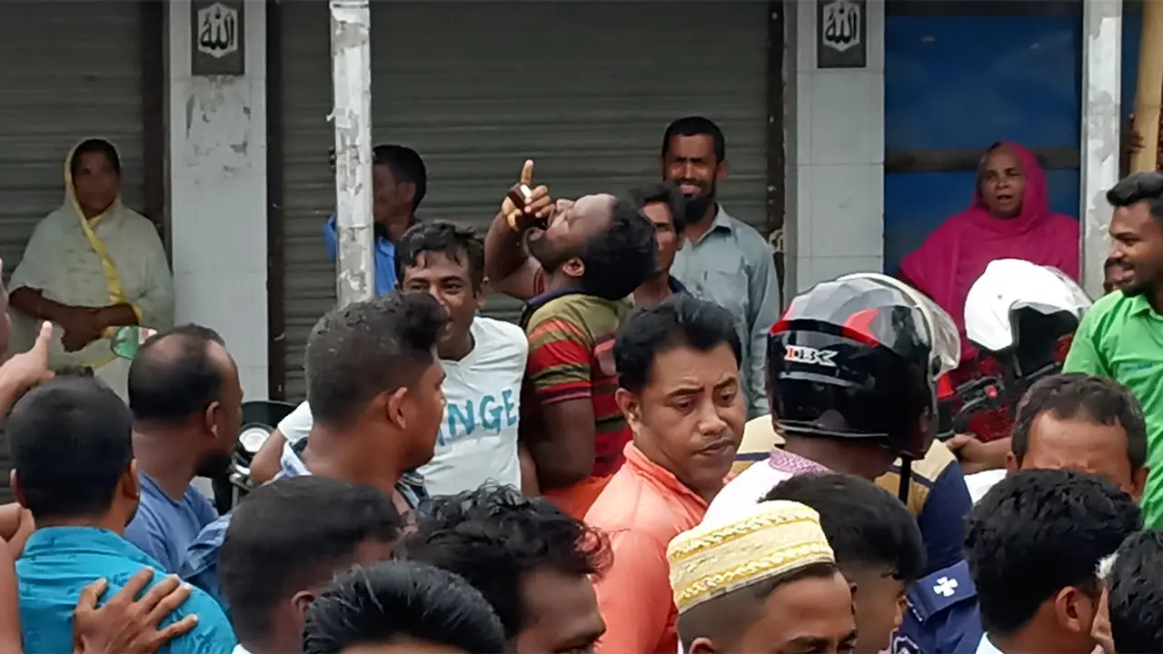 পুলিশের সামনে ফেনসিডিল ছিনিয়ে নিয়ে খেল মাদকসেবীরা