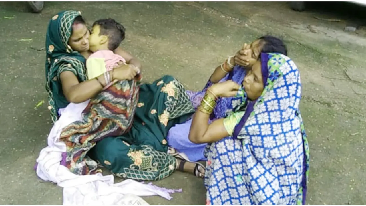 চিকিৎসকের অপেক্ষায় হাসপাতালের বাইরে মায়ের কাঁধেই মারা গেল শিশুটি