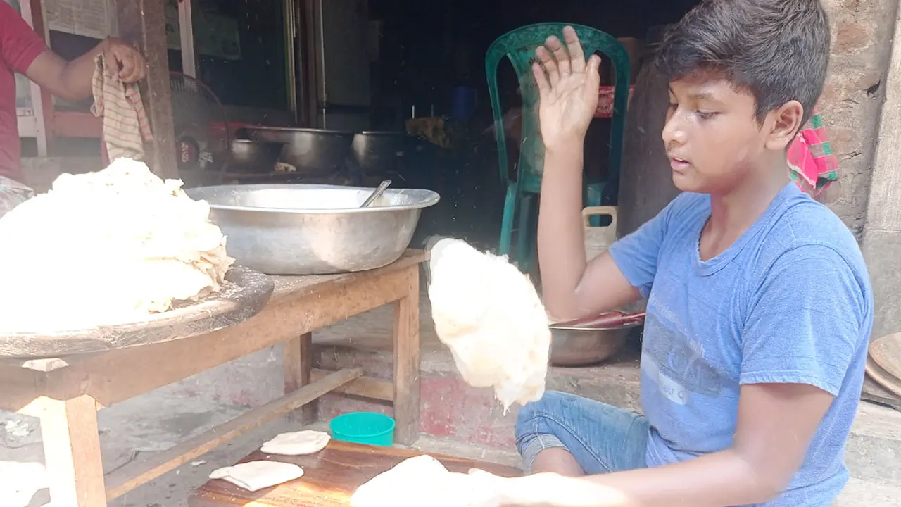 মানিকগঞ্জের ঐতিহ্য থাপড়ানো রুটি, বিক্রি হয় কেজি দরে