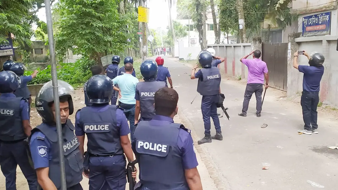 মানিকগঞ্জে বিএনপি-পুলিশের পাল্টাপাল্টি ধাওয়া, টিয়ারশেল নিক্ষেপ
