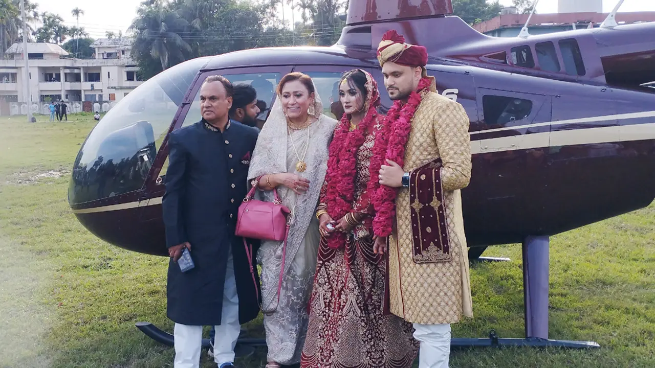 হেলিকপ্টারে চড়ে বিয়ে করলেন ডাক্তার দম্পতি