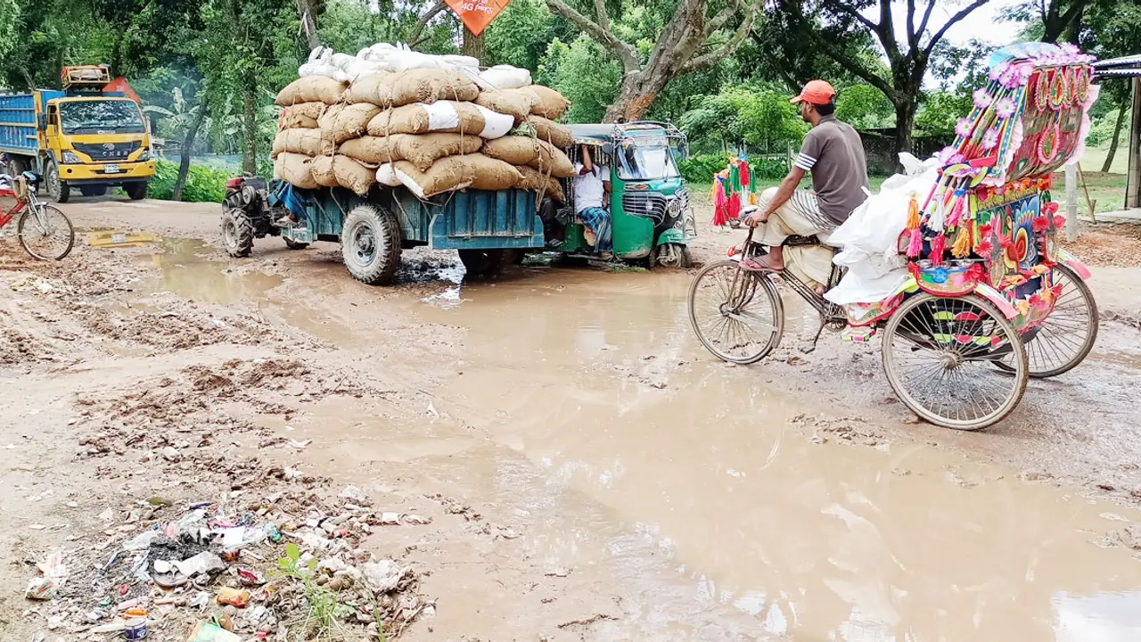 ত্রিশাল-পোড়াবাড়ী সড়কের বেহাল দশা, মুক্তি মিলবে কবে?