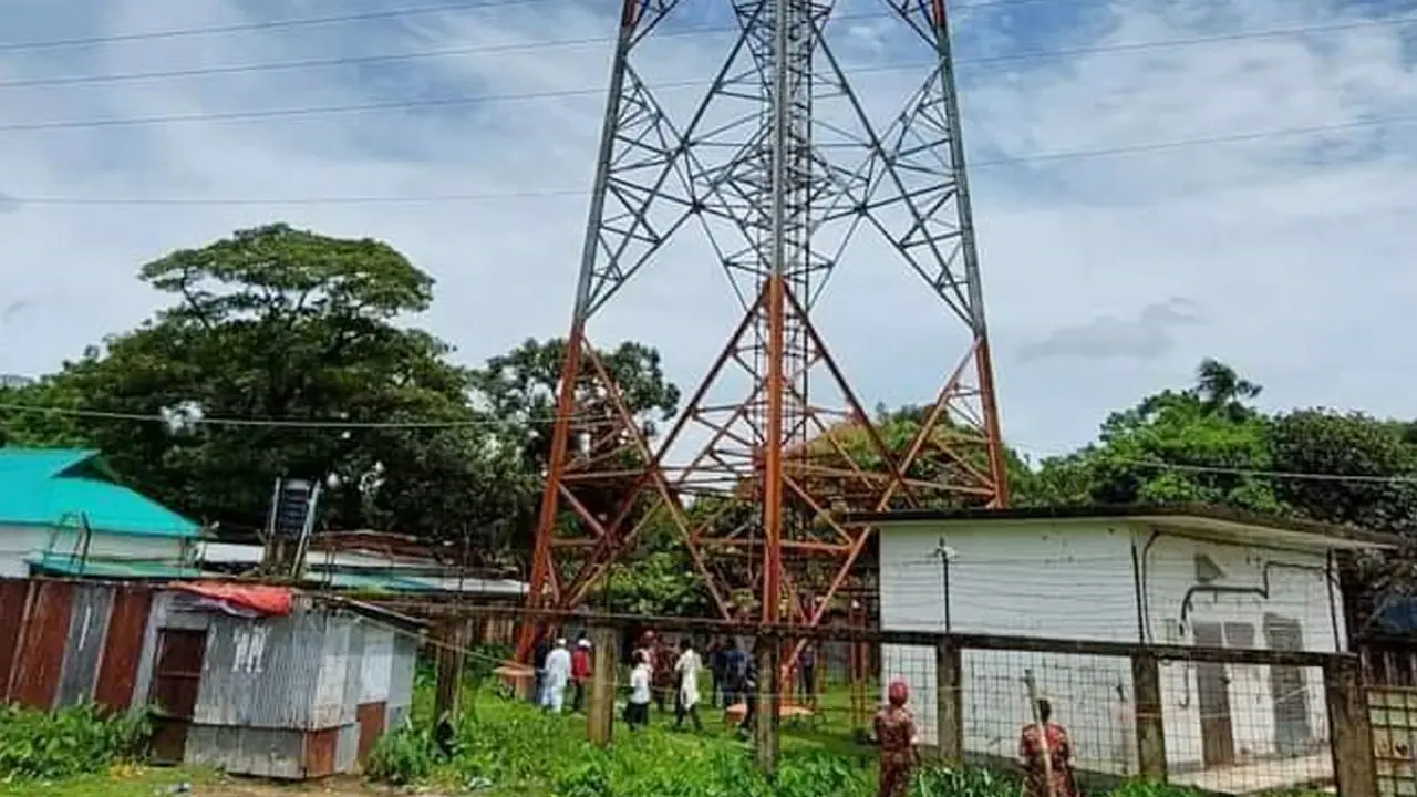 মোবাইল টাওয়ারের মাথায় মাদরাসাছাত্র, ৬ ঘণ্টা পর উদ্ধার