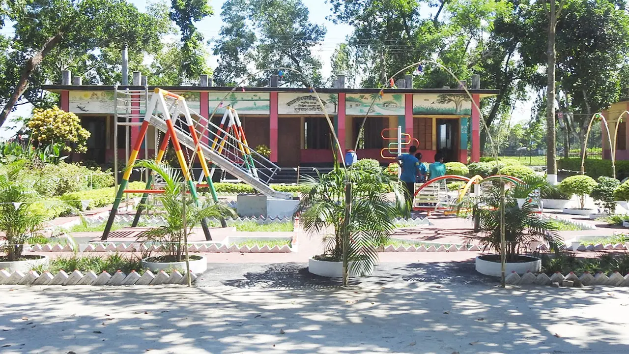 শিক্ষার্থীদের বিদ্যালয়মুখী করতে প্রধান শিক্ষকের ব্যতিক্রমী উদ্যোগ