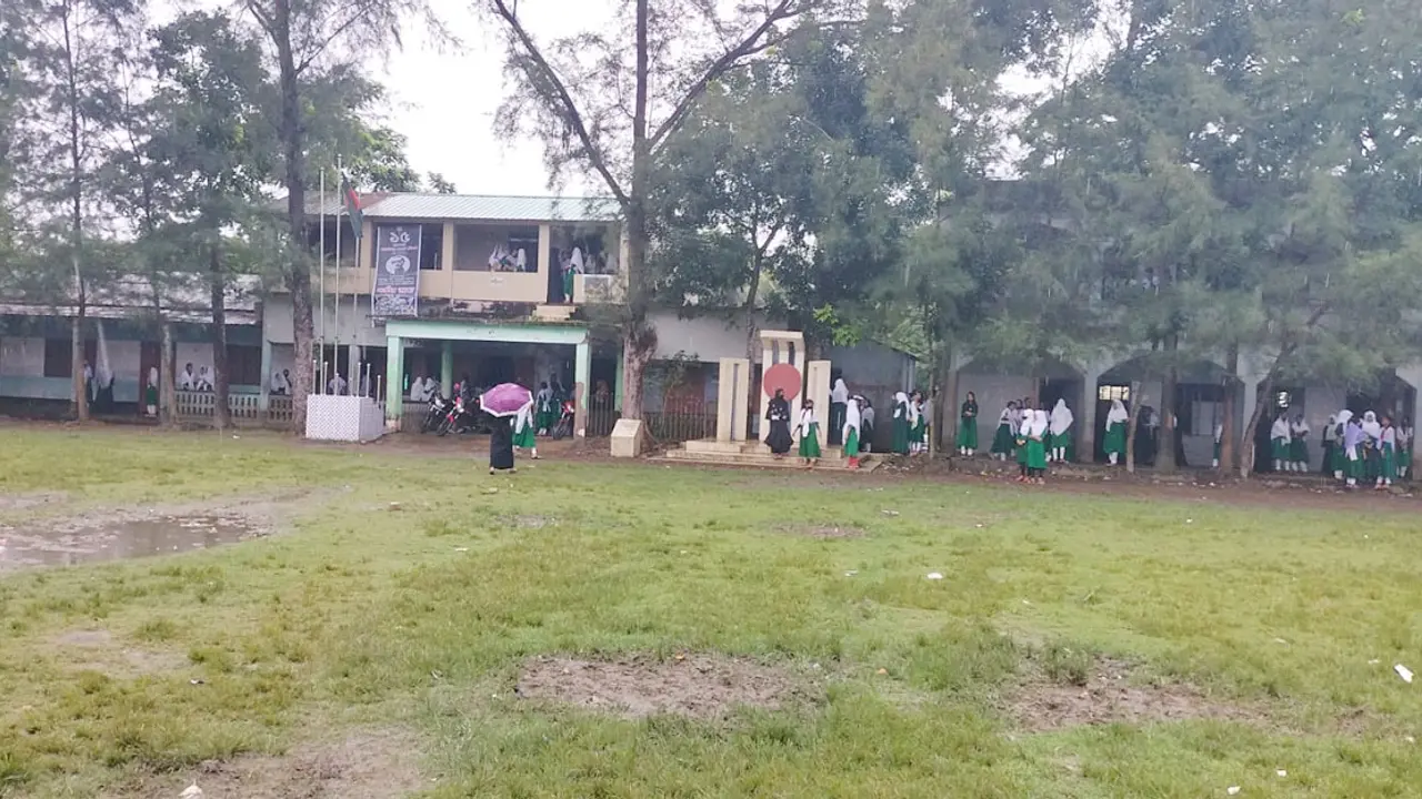 স্কুল-ক্লাস ফাঁকি দিয়ে আড্ডা, ৫ শিক্ষার্থী বহিষ্কার