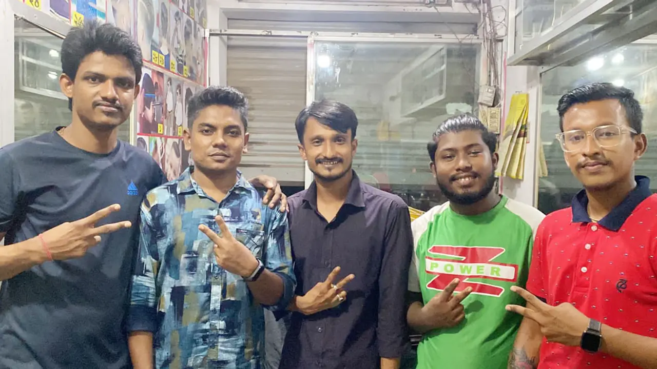 সেলুনে গান গেয়ে ভাইরাল ৫ বন্ধু