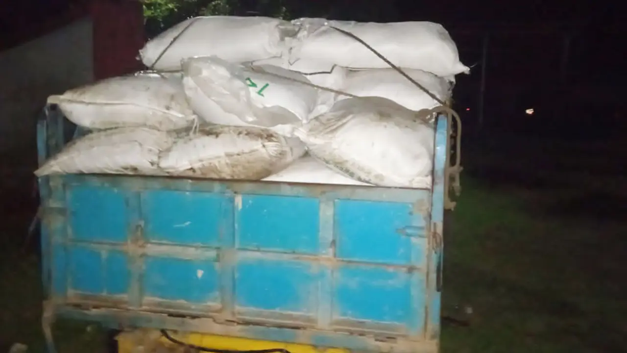 দুই মেট্রিক টন সরকারি সার কালোবাজারে বিক্রি, ডিলারসহ আটক ২