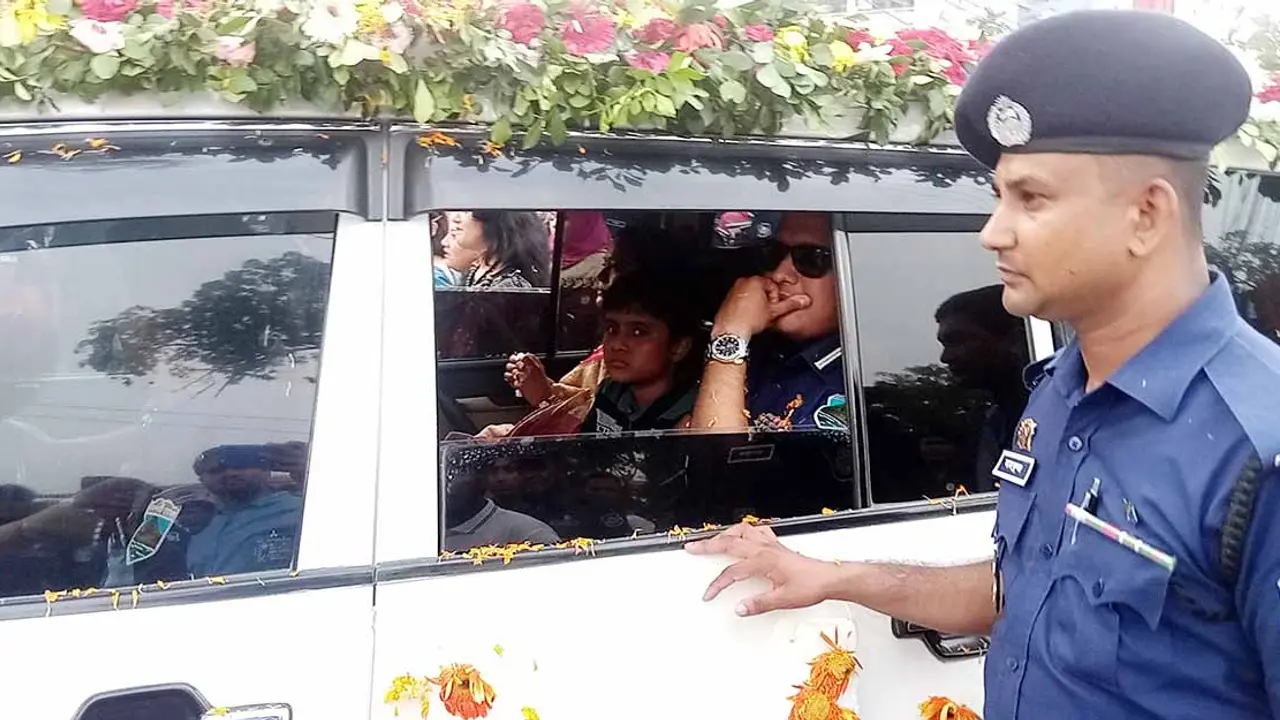 বিদায় বেলায় নিজে কাঁদলেন, সহকর্মীদেরও কাঁদালেন পাবনার এসপি