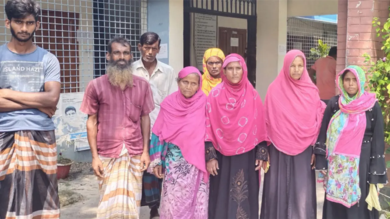 পাবনায় উপহারের ঘর ছেড়ে দিতে হুমকি, ইউএনওর কাছে অভিযোগ