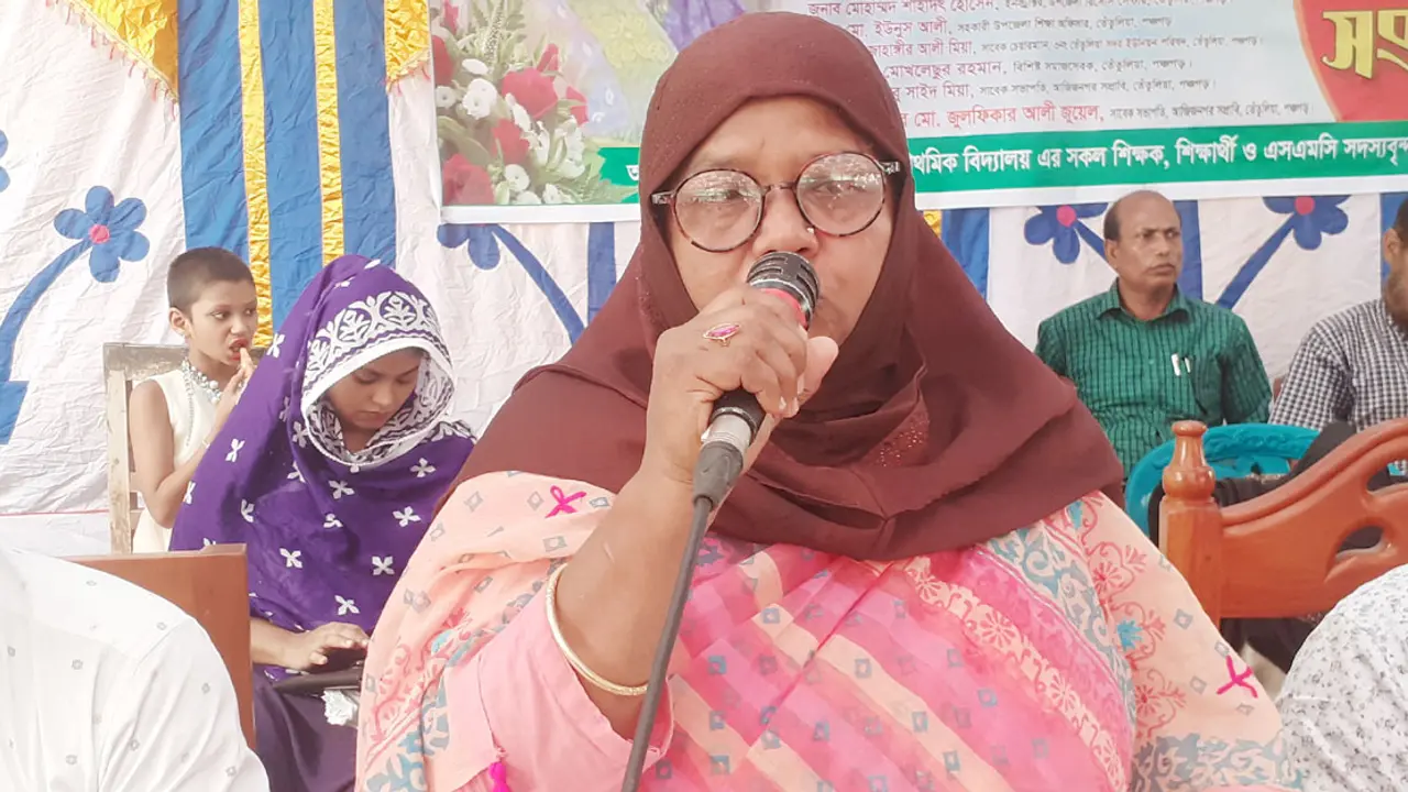 এক স্কুলে ২২ বছর চাকরি, বিদায় বেলায় কাঁদলেন সহকর্মী-শিক্ষার্থীরা