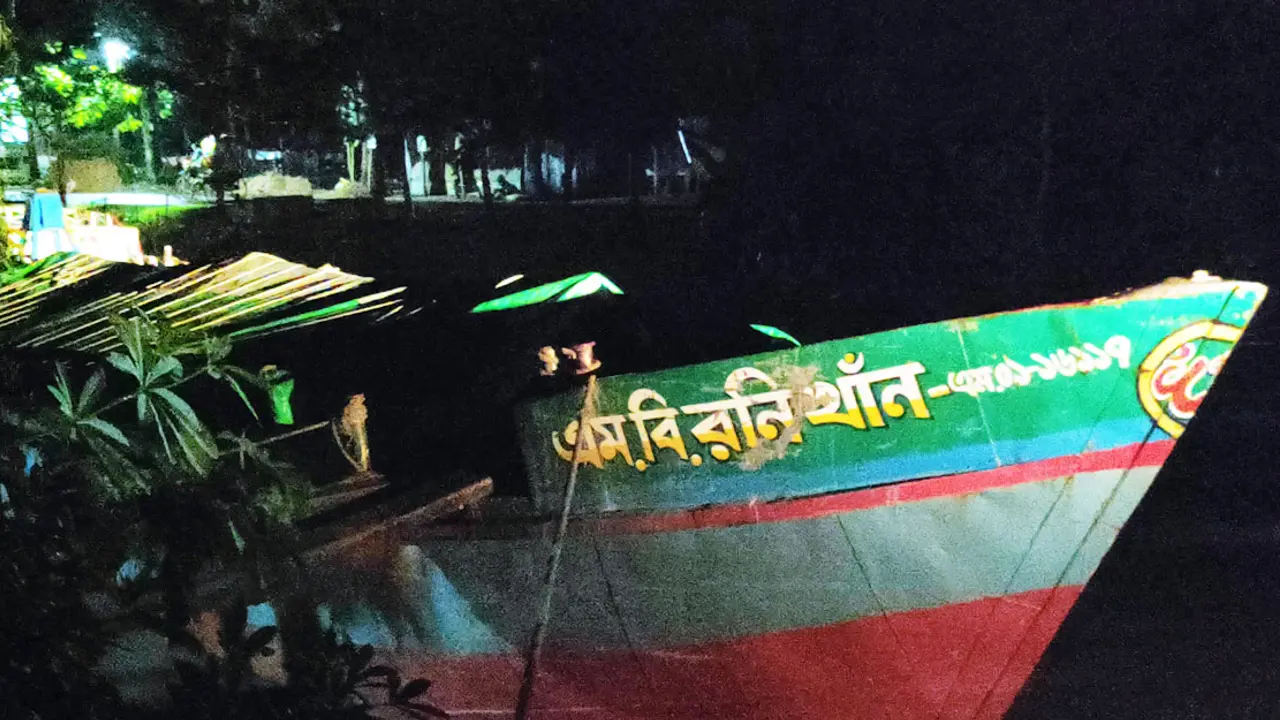 পিরােজপুরে সিমেন্টবোঝাই কার্গো জব্দ, আটক ২