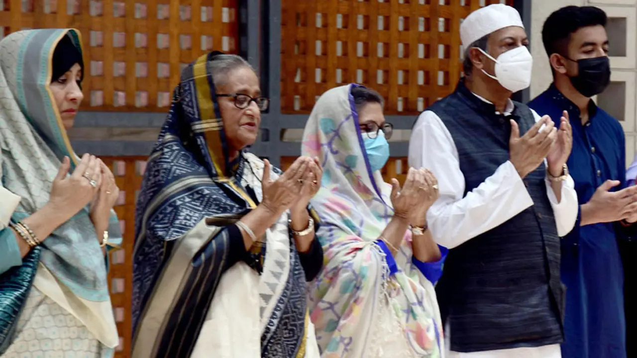 টুঙ্গিপাড়ায় বঙ্গবন্ধুর সমাধিতে প্রধানমন্ত্রীর শ্রদ্ধা