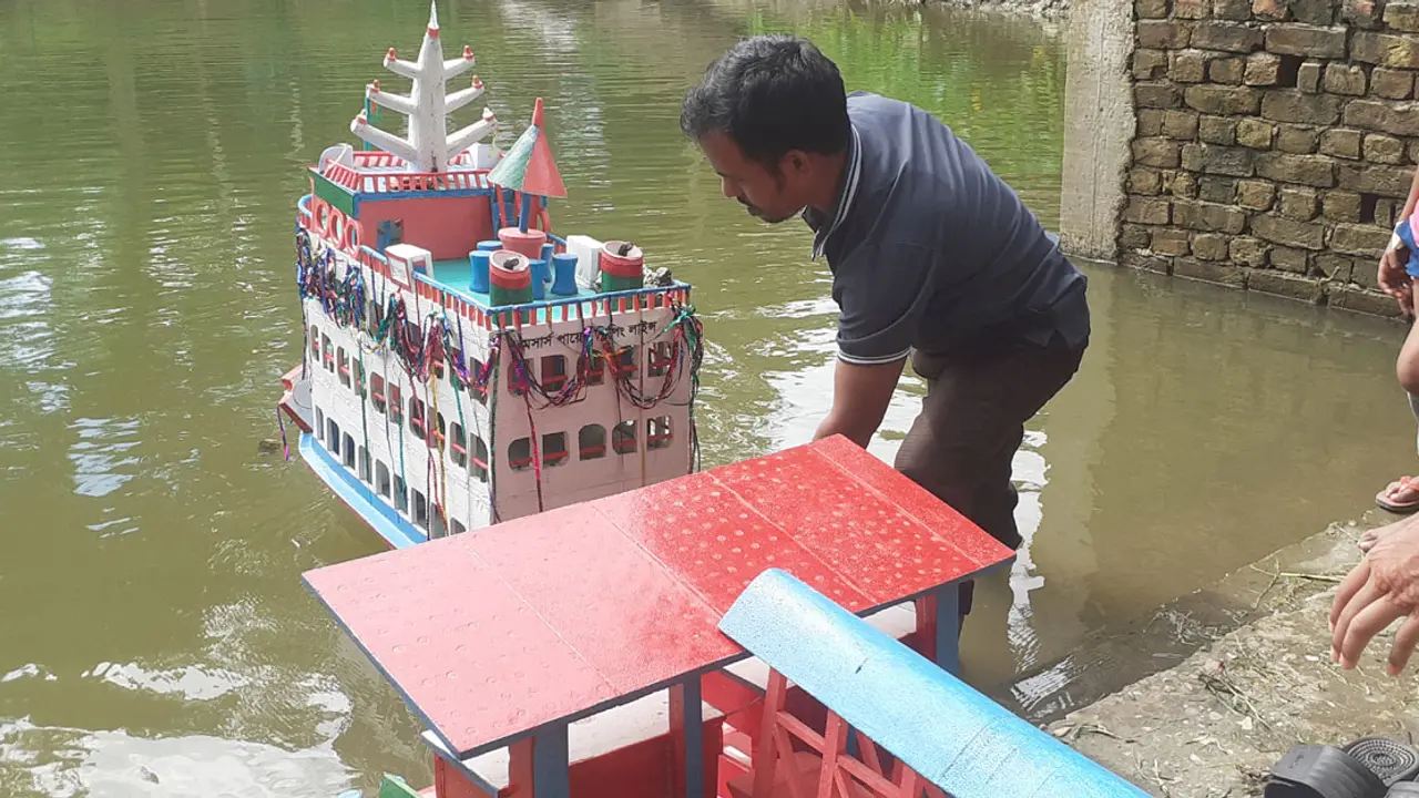 নুর নবীর বানানো লঞ্চ দেখতে ভিড় করছে মানুষ