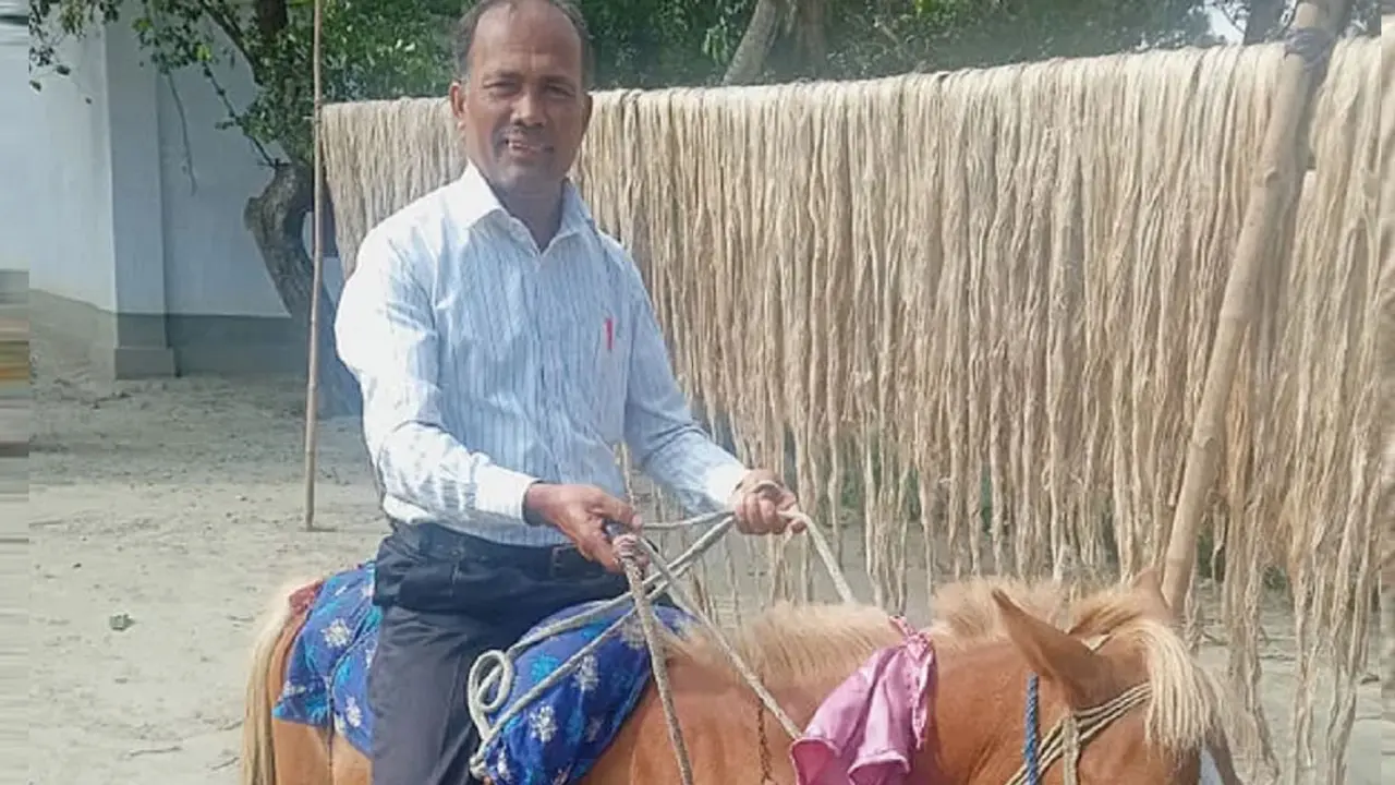 ঘোড়ায় চড়ে স্কুলে যান শিক্ষক