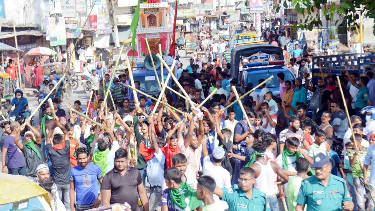 শান্তিপূর্ণ তাজিয়া মিছিলে অস্ত্রের মহড়া