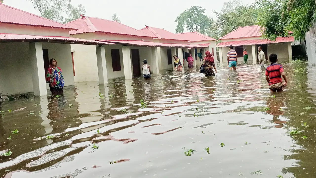 আশ্রয়ণ প্রকল্পের ঘরে পানি, নেই নিষ্কাশন ব্যবস্থা