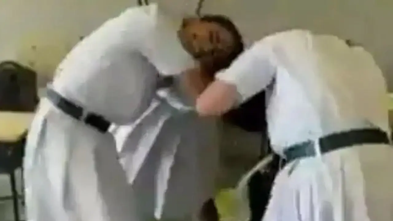 স্কুলে তিন ছাত্রীর চুল টানাটানির ভিডিও ভাইরাল