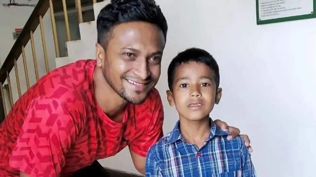 সাকিবের দেখা পেলেন সেই ‘ছোট্ট সাকিব’, পাচ্ছেন জুতা-জার্সি উপহার