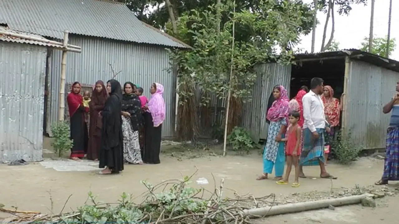 স্ত্রীকে গলা কেটে মারার পর স্বামীর কীটনাশক পান