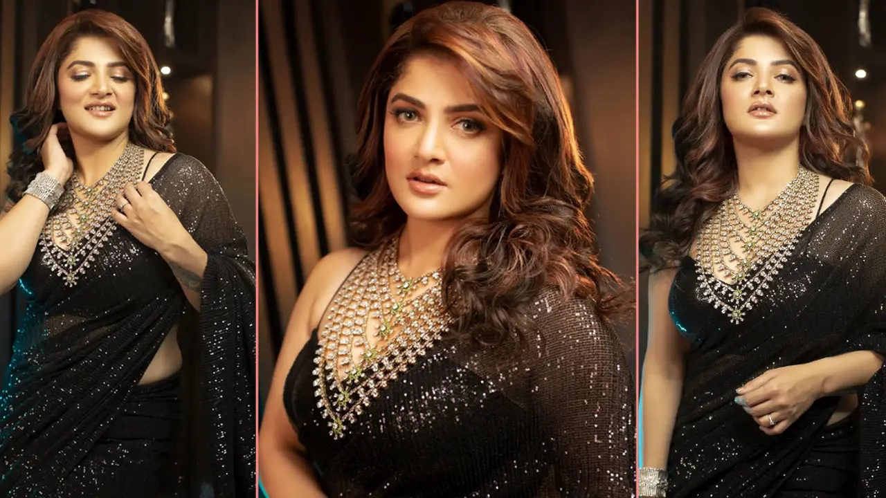 কালো শাড়িতে নজর কাড়লেন শ্রাবন্তী