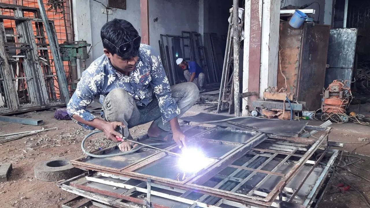 ‘মইরা বাঁইচা আছি’