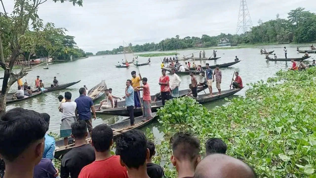 স্কুলে যাওয়ার পথে নৌকা ডুবে প্রাণ গেল শিক্ষার্থীর