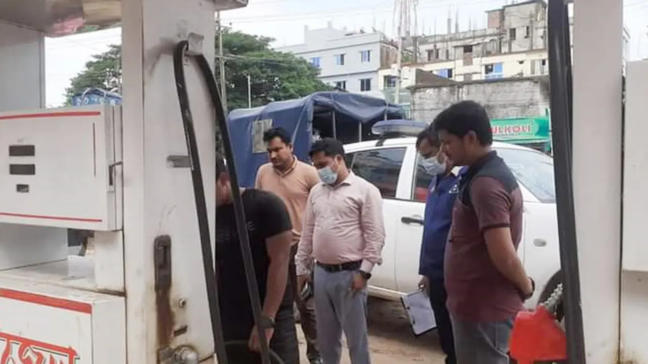 টেকনাফে পেট্রোল কম দেওয়ায় ২ ফিলিং স্টেশনকে জরিমানা
