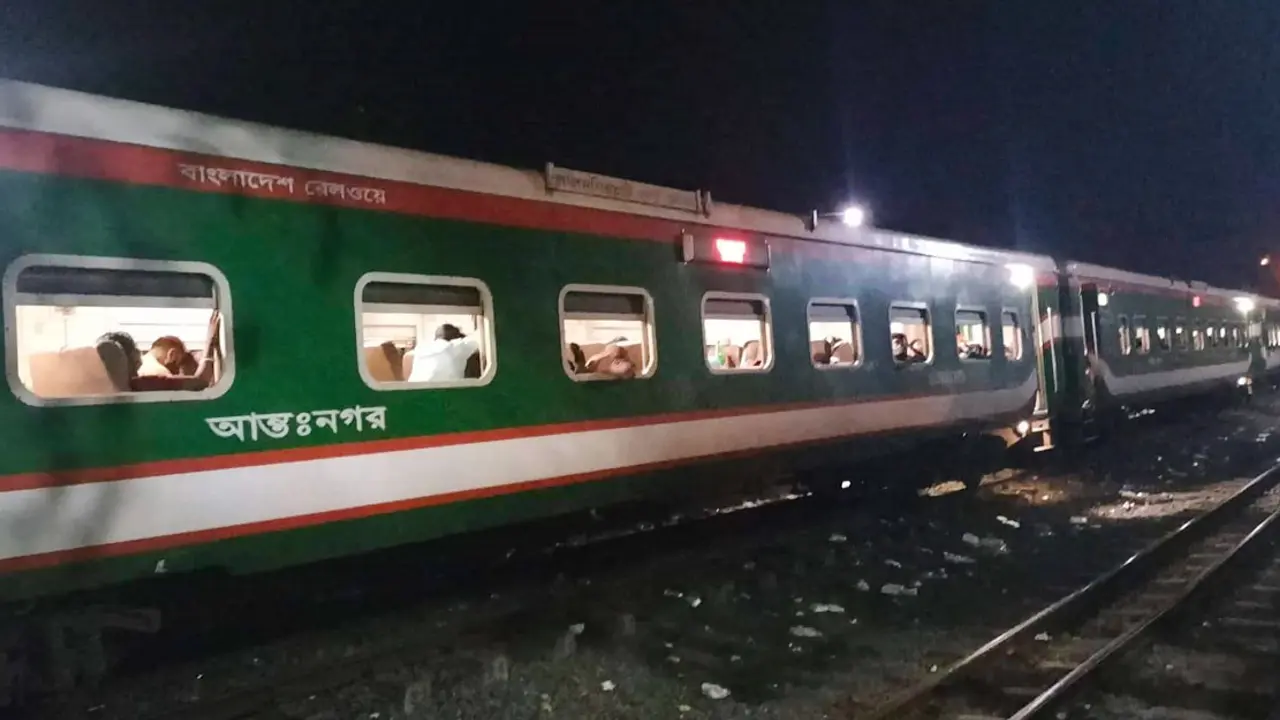 টাঙ্গাইলে আবারও ট্রেনের ইঞ্জিন বিকল, রাতভর দুর্ভোগে যাত্রীরা