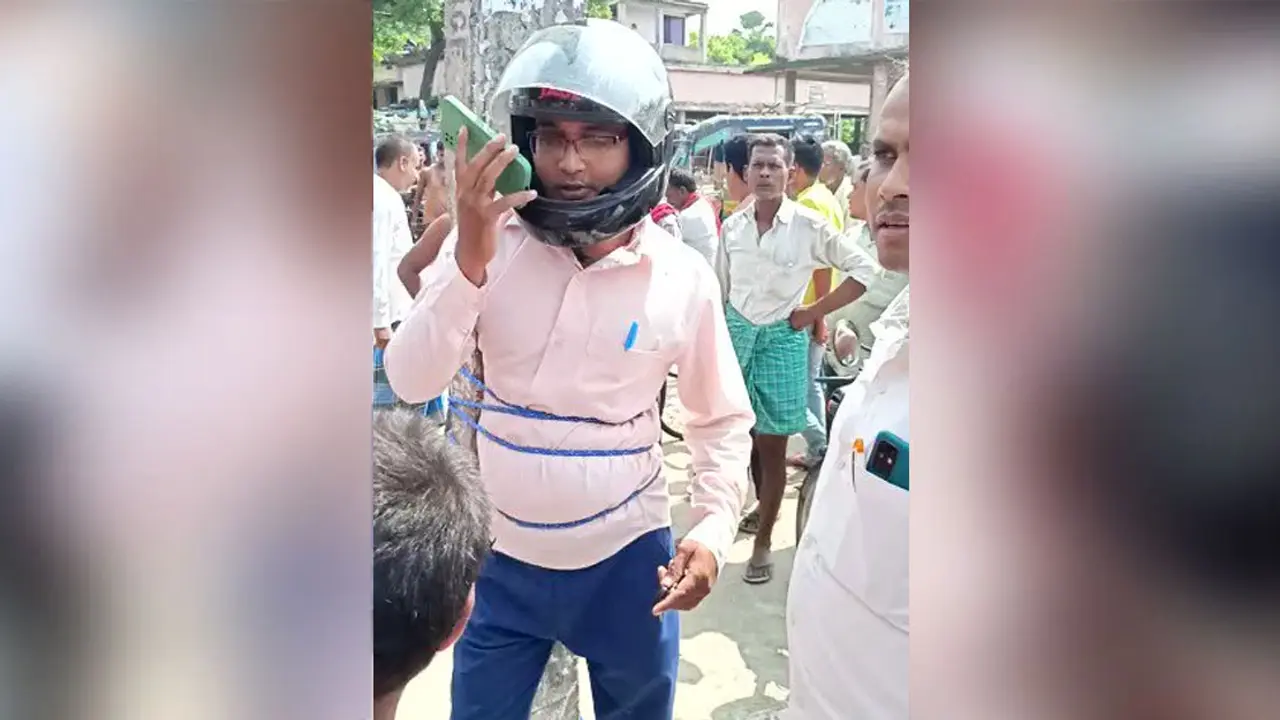 ভিডিও: সারের দাম বাড়ায় সরকারি কর্মকর্তাকে দড়ি দিয়ে বাঁধলেন কৃষকরা
